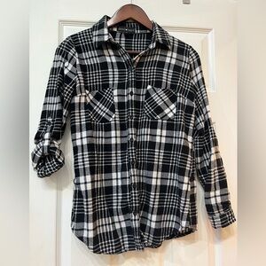 Derek Heart Black and White Plaid Shirt with Adjustable Sleeves Size Small